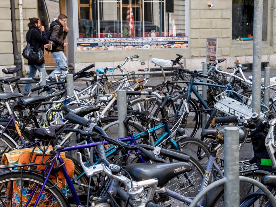 Velos ch'èn parcads sin la plazza a la fin da la Aarbergergasse a Berna.