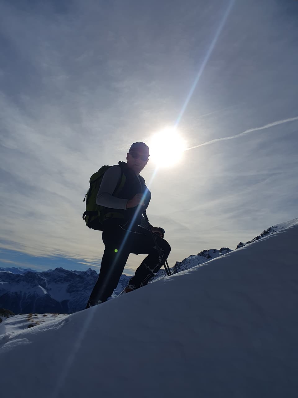 Mann auf dem Berg im Sonnenlicht