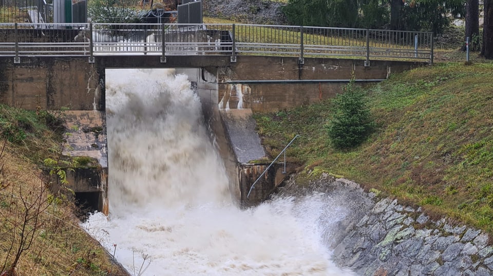 Ovras electricas las auas da la Val Strem a Sedrun.