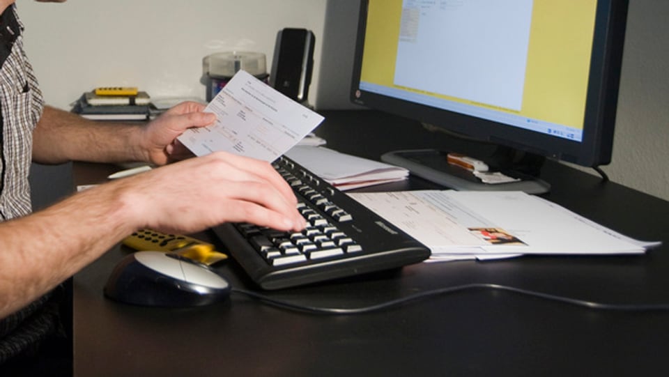 Um che paja in quint al computer sur in portal online.