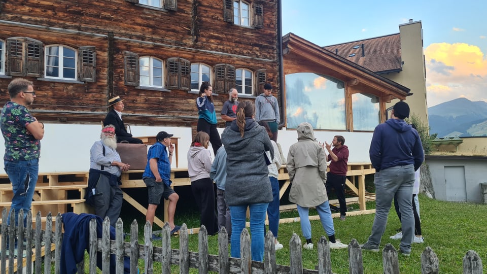 David Flepp zeigt den Schauspielerinnen und Schauspielern wie sie spielen sollen.