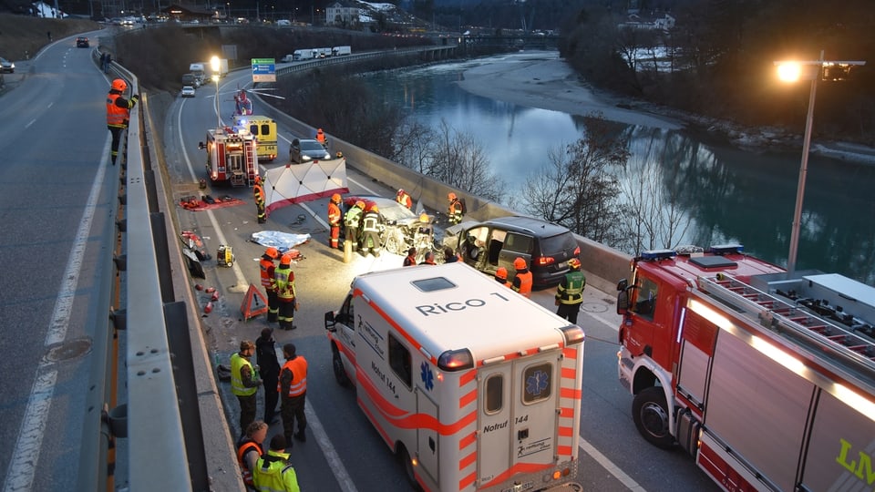 Las forzas da salvament en acziun suenter l'accident. 