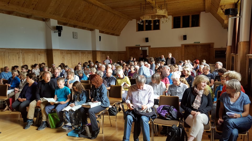 Participants al curs da rumantsch en la sala polivalenta a Scuol.