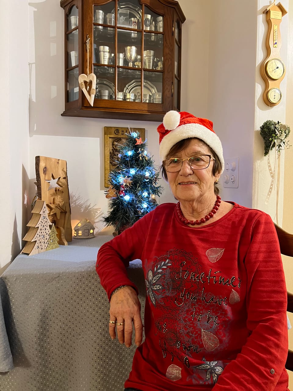 Die ältere Dame mit der Weihnachtsmütze