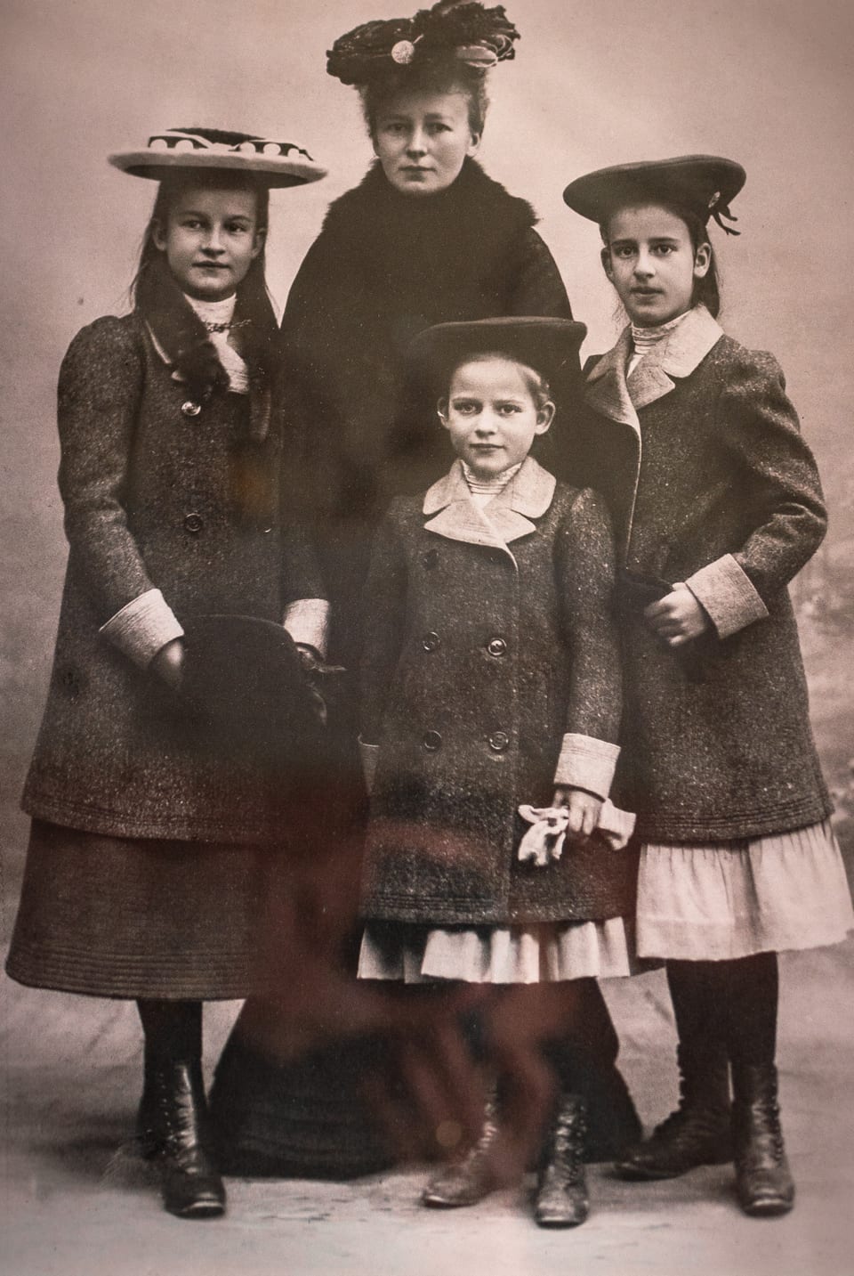Elisabeth von Planta mit ihren Nichten Marie Bertha von Planta, Nina Magdalena von Gugelberg und Anna Elisabeth Vischer.