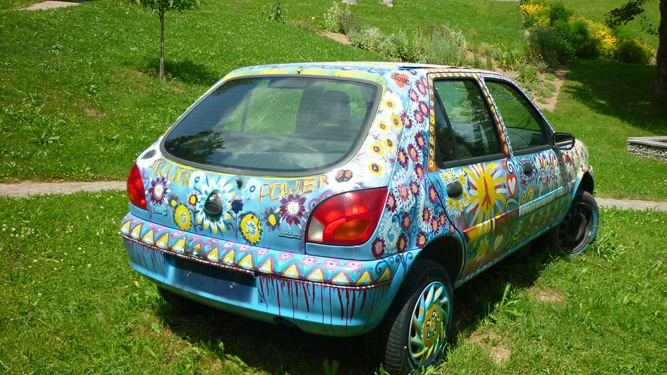 L'auto en il Curtin da senns da la Casa Depuoz a Trun.