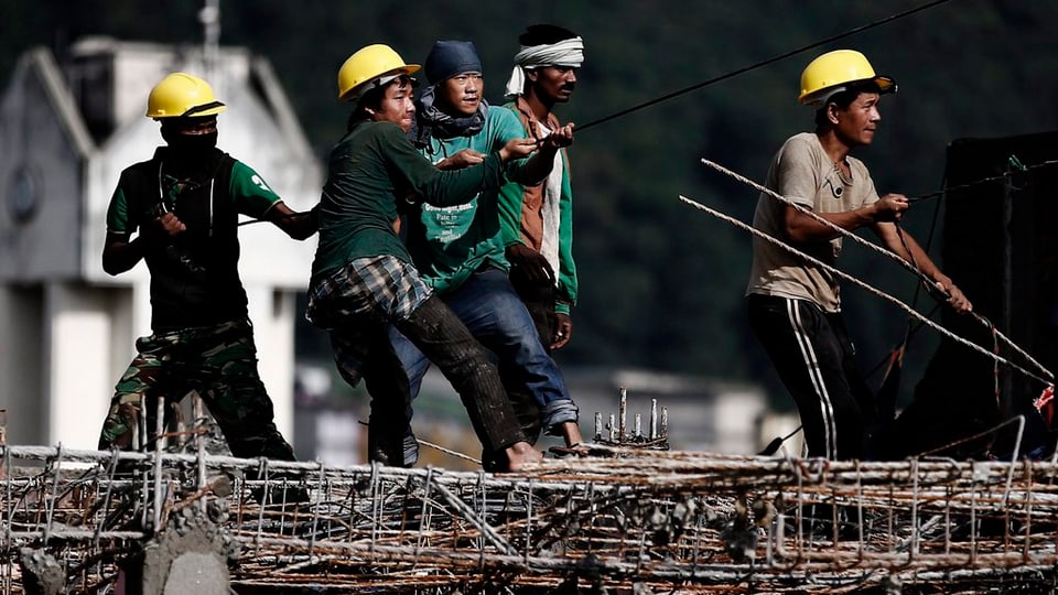 Umens nepalais vid il reconstruir ina chasa. 