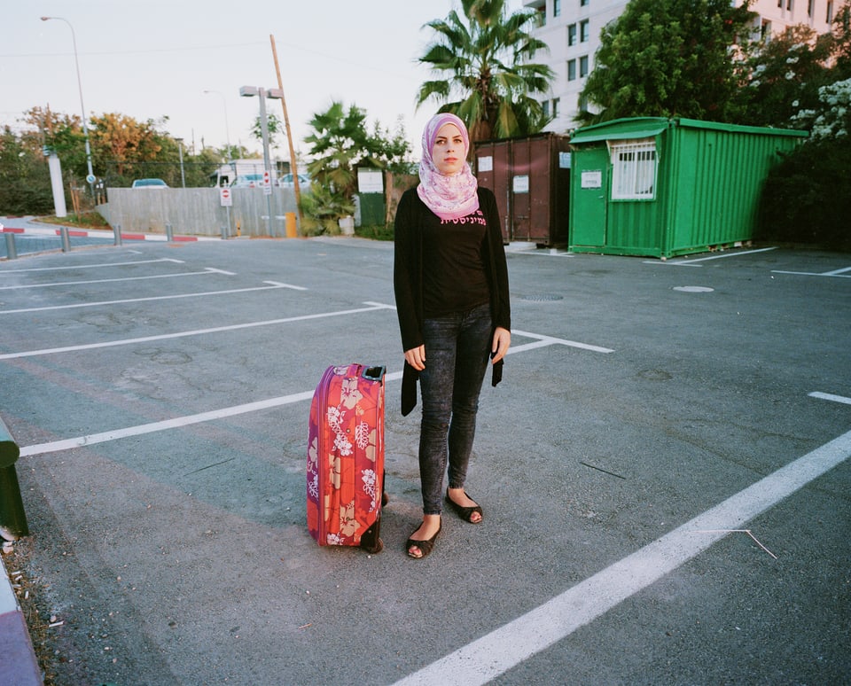 Die junge Frau mit dem Koffer.