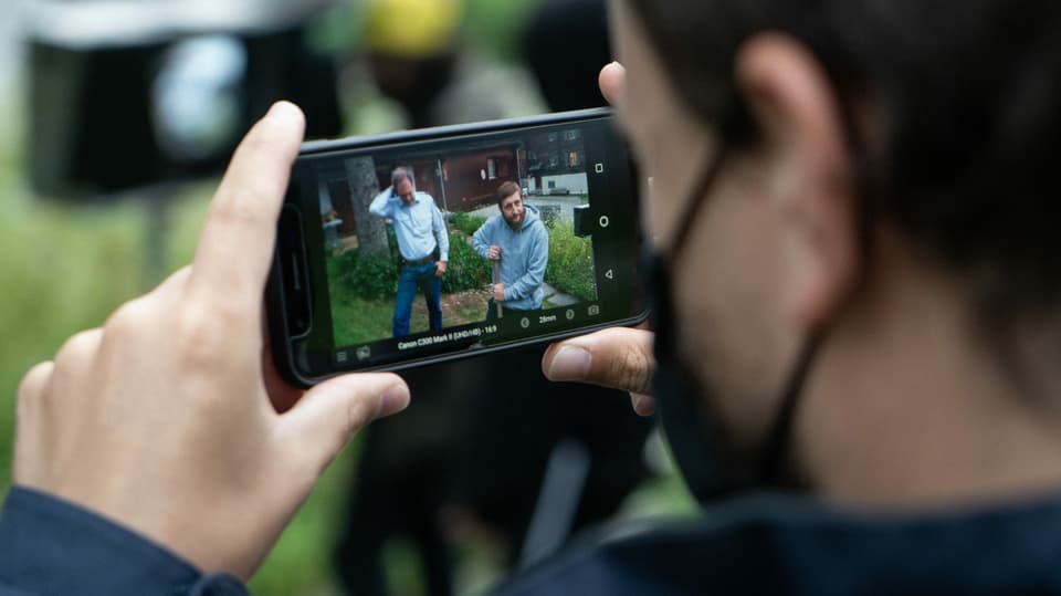 L'um da camera decida cun il telefonin davart la cadrascha.