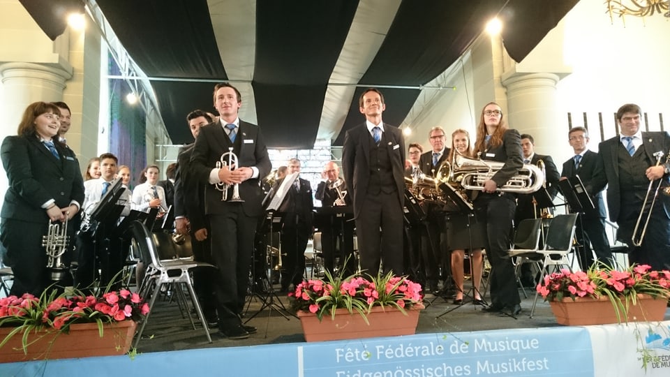 La musica concordia Müstair durant l'applaus suenter la producziun da concert.