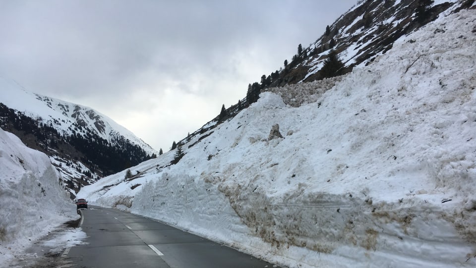Lavinas han curclà la via sur il Lucmagn