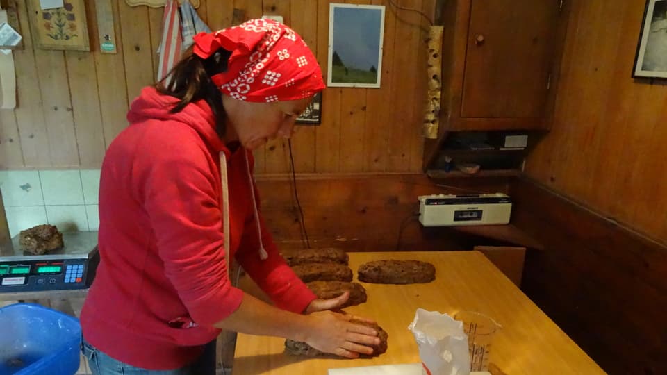 Robyn Lerchi prepara pauns cun paira.