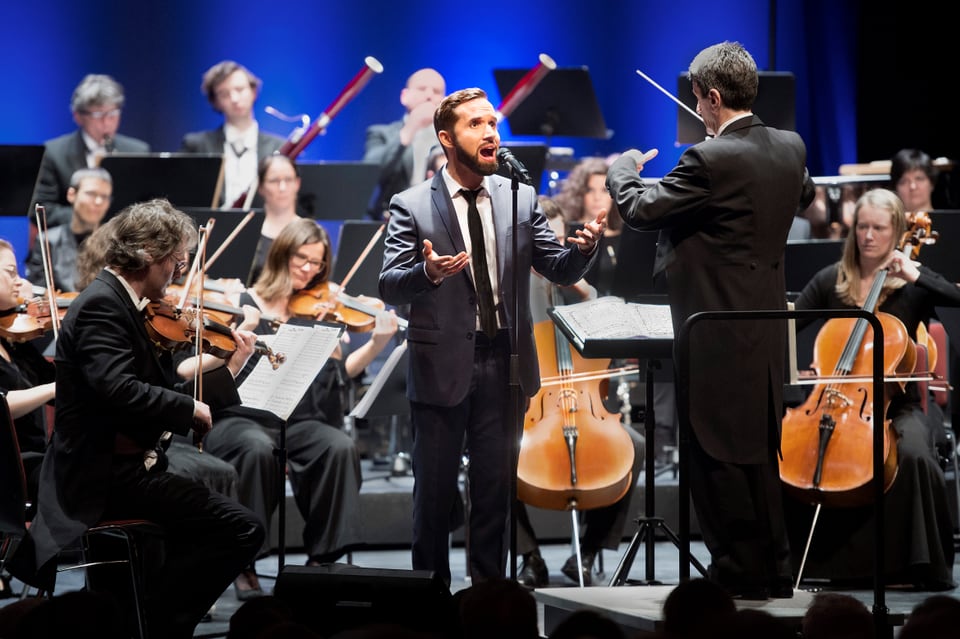 Mario Pacchioli inmitten eines Orchesters.