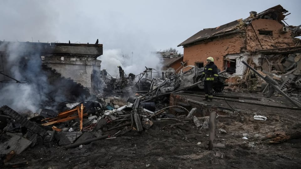 Donns tar chasadas suenter explosiun d'ina racheta a Dnipro ils 26 da november.