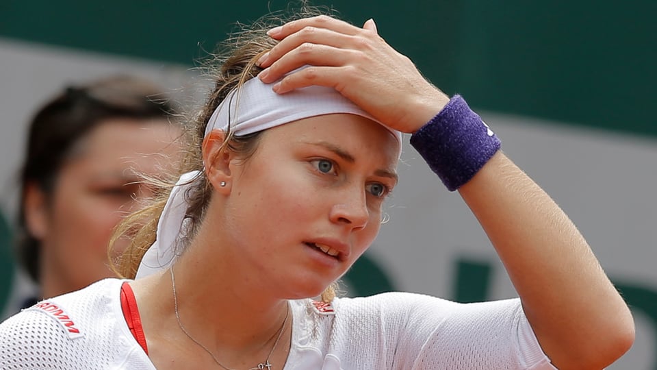 Stefanie Vögele ch'è consternada e tegna ses maun sin il chau.