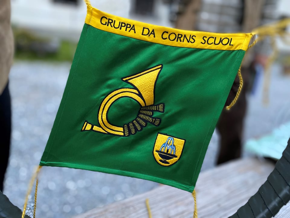 La bandiera da la gruppa da corns Scuol.