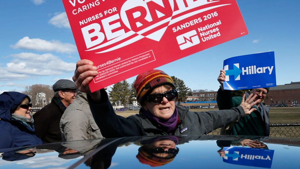 In fan cun in placat da Sanders triumfescha encunter in fan cun in placat da Clinton.