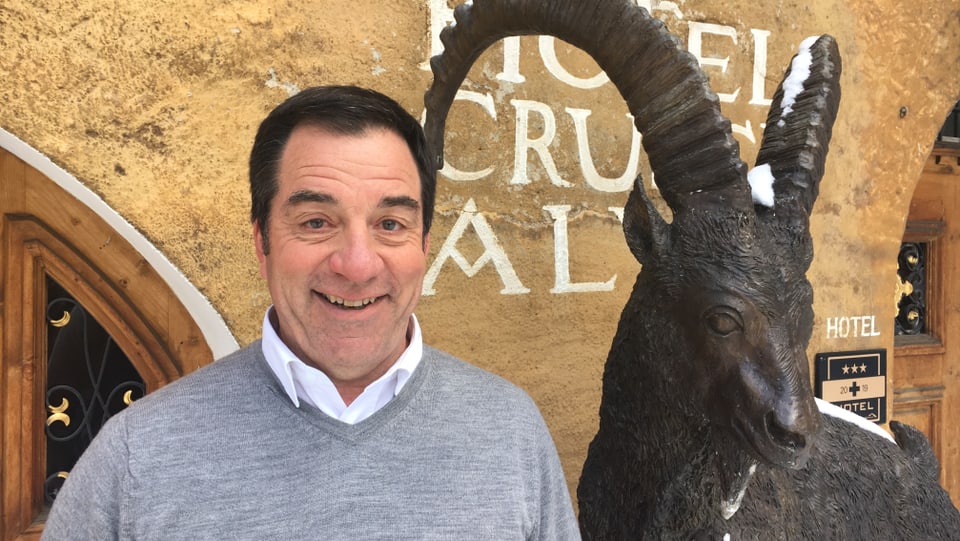 Andrea Gilli sper ina statua d'in capricorn.