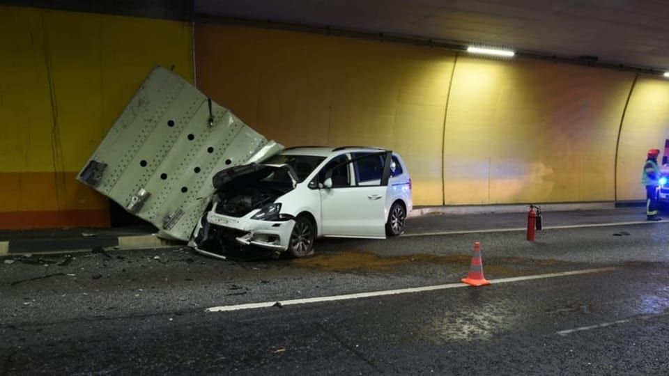 In auto che ha gì in accident en in tunnel.