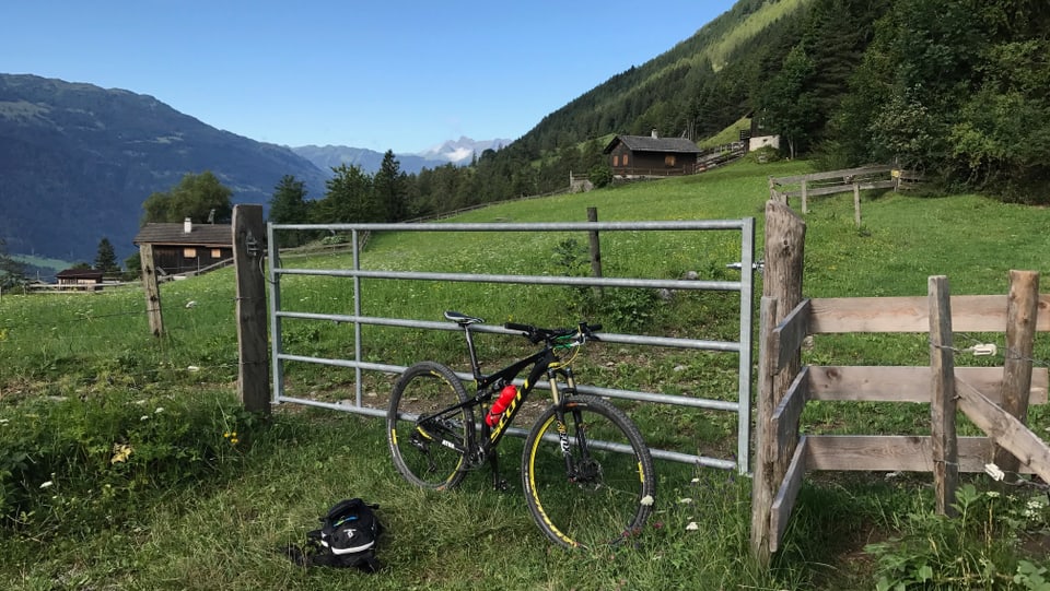 Il bike dad Andreas Wieland sper ina saiv. Sin via sin la camona dal Calanda. 