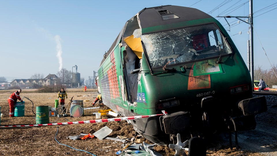 La locomotiva d'in dals dus trens ch'èn collidads a Rafz.