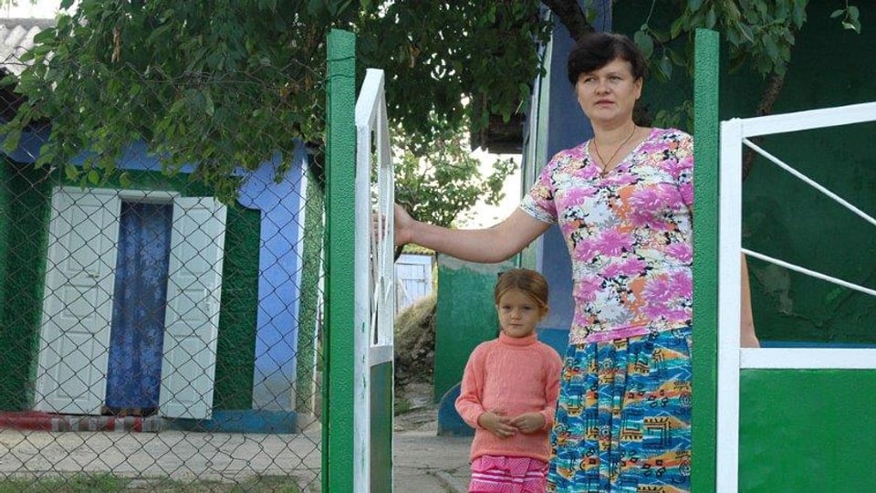 2 x Nadal il settember 2016 en Moldavia: dunna ch'avra esch cun uffant davostiers