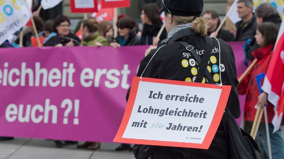 Ina dunna protestescha cunter la discriminaziun da paja. 