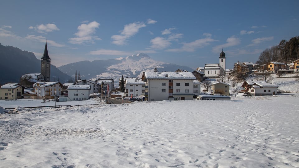 Il vitg da Sagogn cun vista encunter il Mundaun
