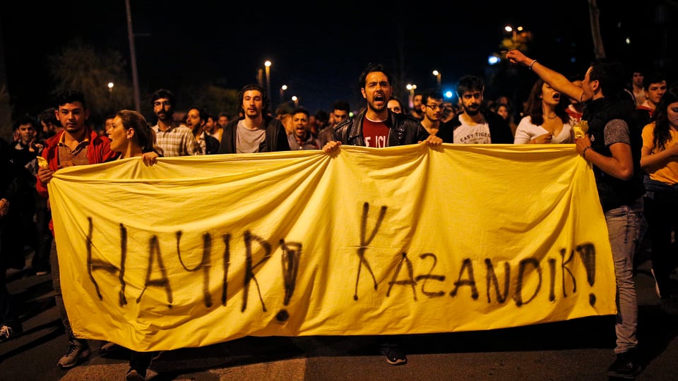 Demonstrants ad Istanbul.