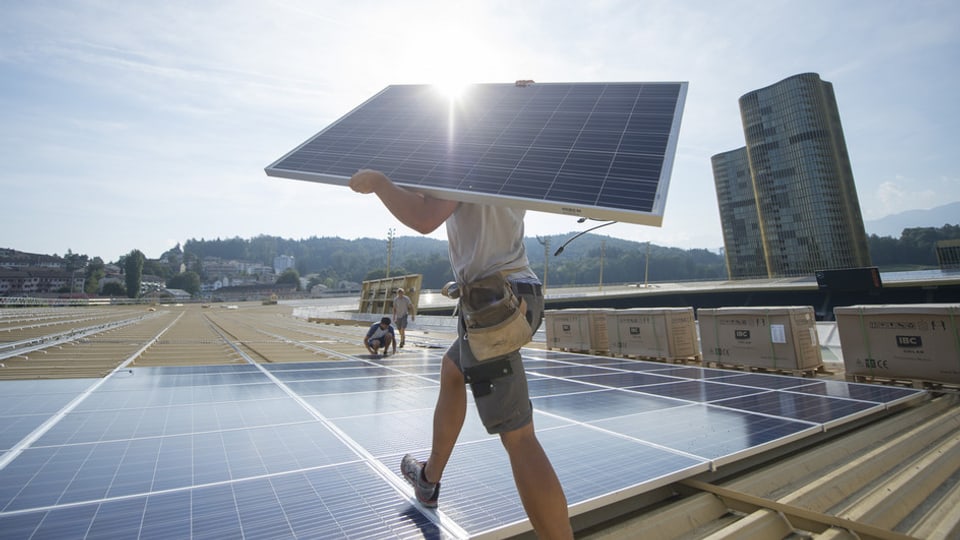 In um sin in tetg porta in panel da solar.