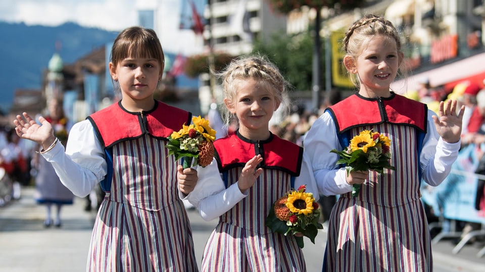 Trais mattas en costums ad Interlaken.