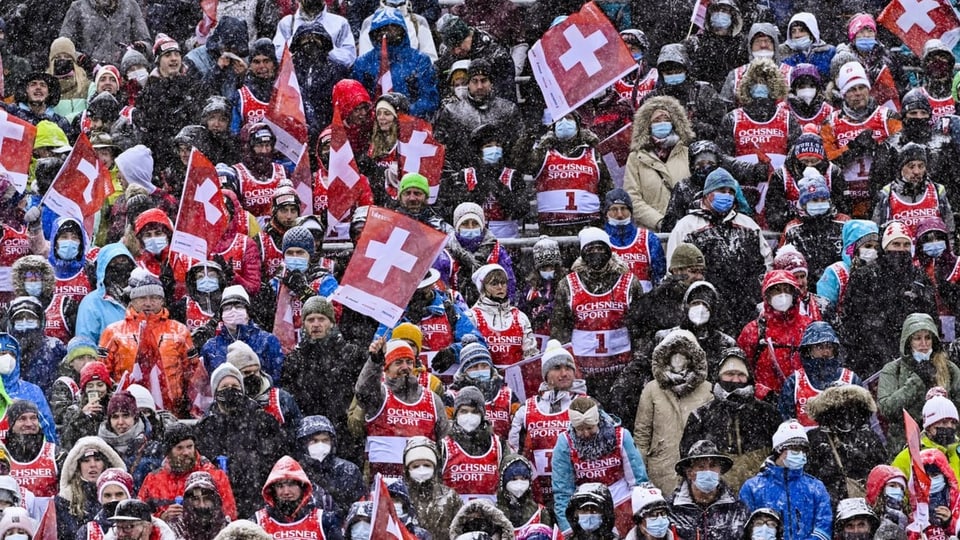 publicum tar la cursa da skis ad Adelboden, cun e senza mascrina
