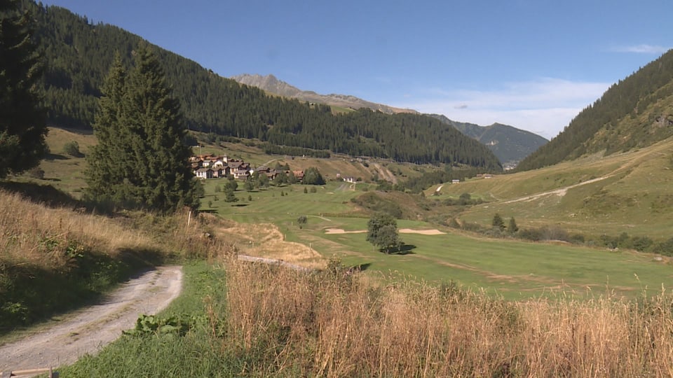 La plazza da golf Selva è propi integrada en la cuntrada. 