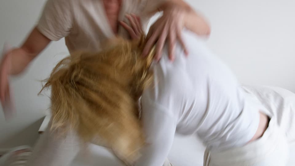 Violenza encunter ina dunna.