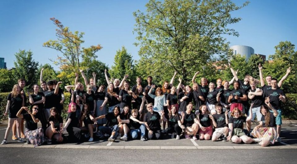 Jugendchor posiert im Freien für eine Fotografia