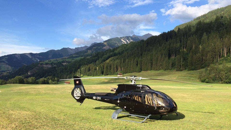 In helicopter che duess transportar ils giasts.