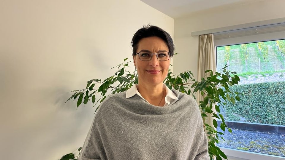 Frau Jamnicki, die Kantonsärztin Graubündens, steht in ihrem Büro in Chur.