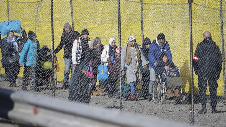 fugitivs che arrivan al cunfin da l'Austria a Spielfeld