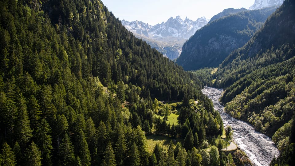 Vista en la Val Bondasca. La vischnanca avertescha dad entrar en la val pervi da pussaivlas crudadas da crappa. 