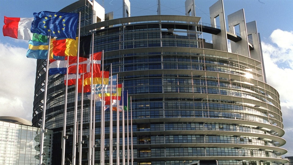L'Uniun europeica ha sancziunà 19 burgais russ ed ucranais. 