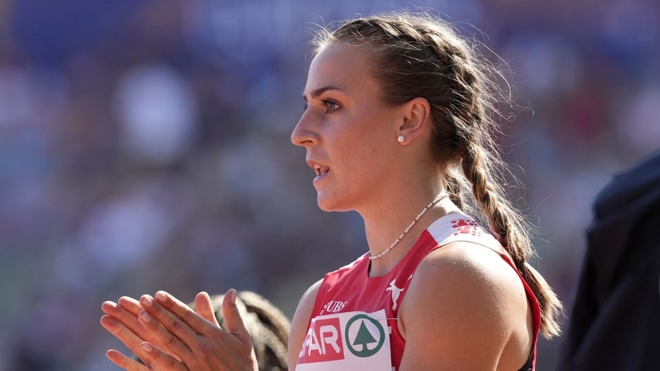 Giuvna sportista d'atletica leva 
