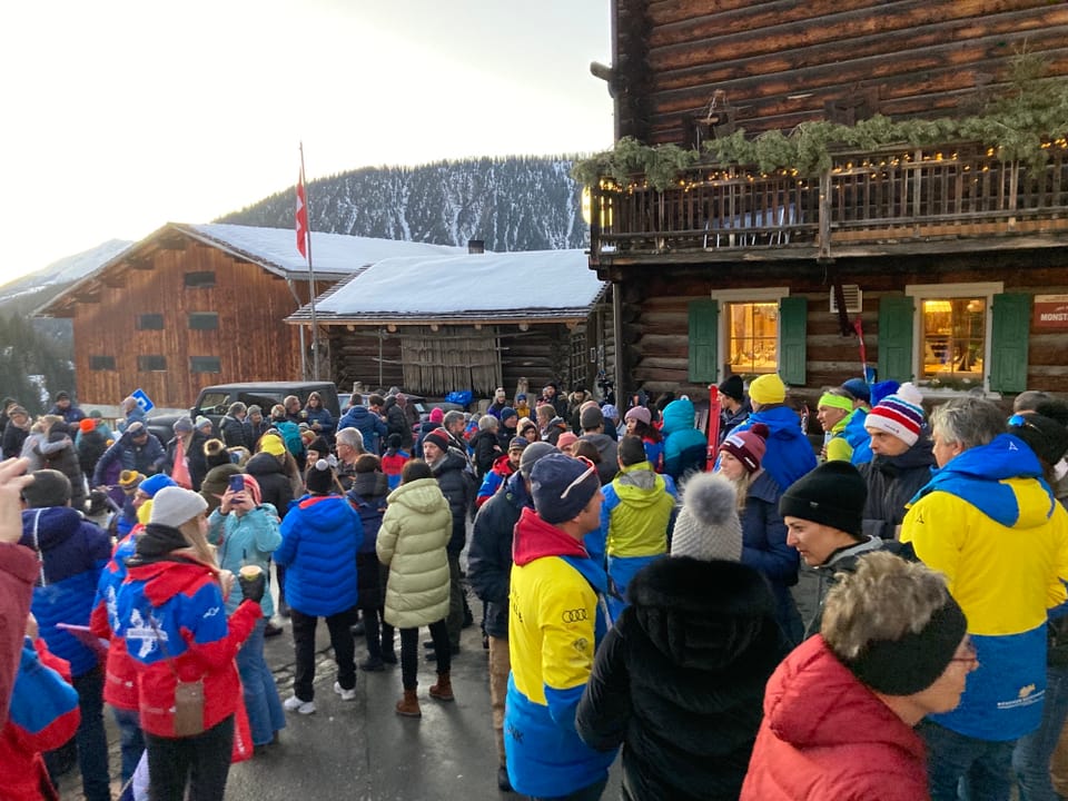 Grosse Menge in Davos bereit um Weltmeisterin Jasmine Flury zu begrüssen. 