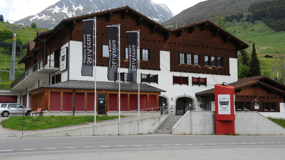 Bajetgs da l'arena da Skis Andermatt Sedrun a Dieni.
