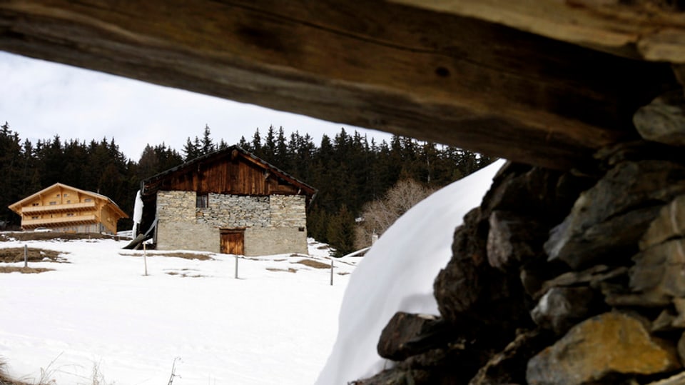 Ina stalla sura ina chasa nova. 