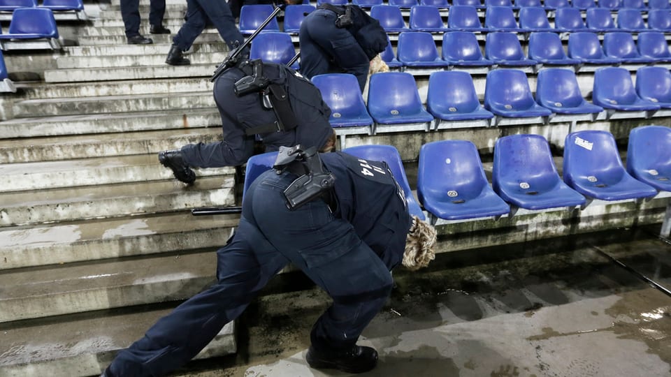 Policists tudestgs intercureschan il stadion a Hannover avant il gieu tranter la Germania e l'Ollanda.