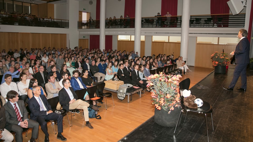 Ils absolvents or dals emprendissadis da gastronomia durant il pled festiv da Ernst Wyrsch. 