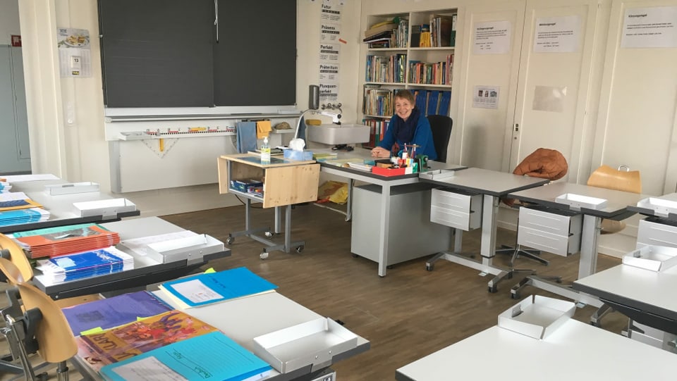 Ida Fravi sa prepara per l'instrucziun sco pedagoga curativa en sia stanza da scola.
