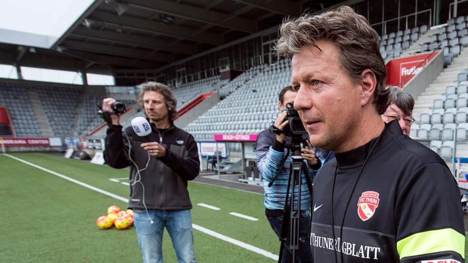 Jeff Saibene passa en il stadion dal FC Thun.