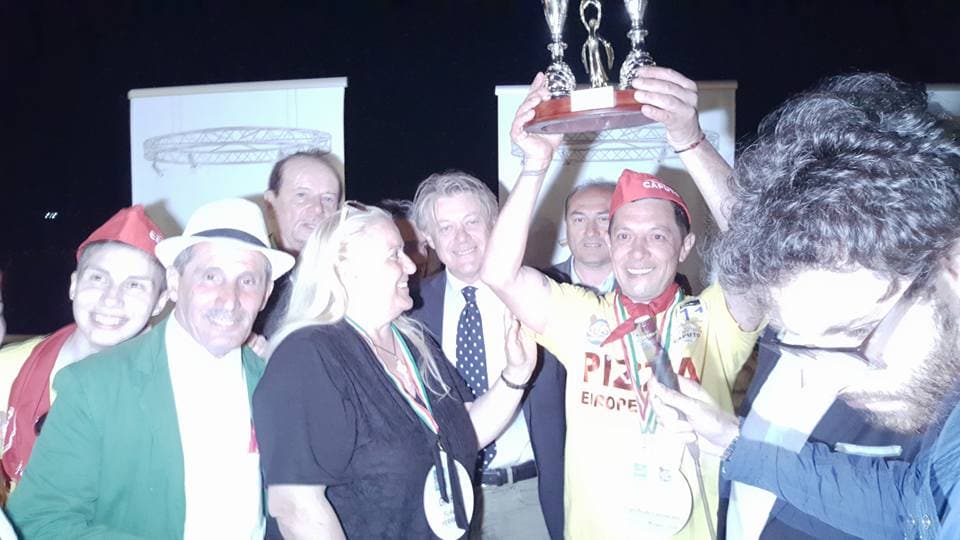 Claudio Vicanò ha retschavì la trofea sco super campione d’Europa 2016.