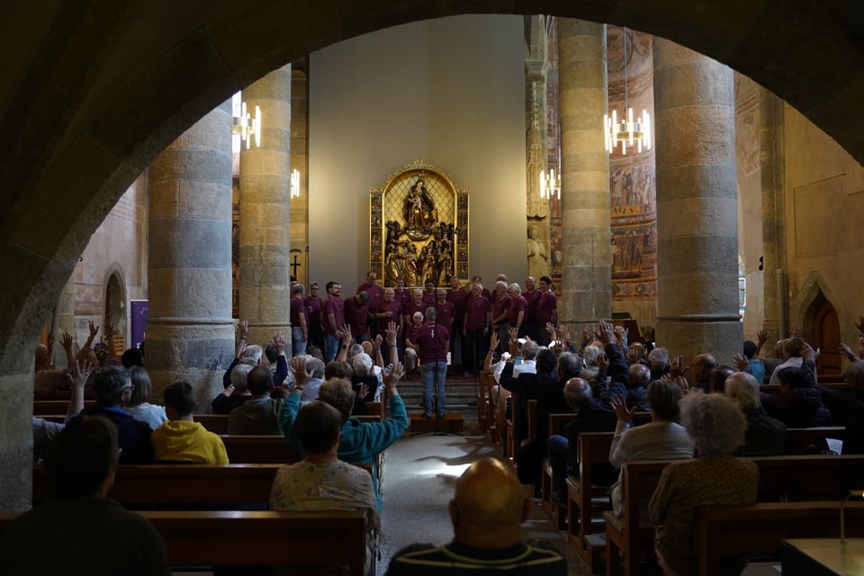 In der Kirche Clostra Son Jon darf nicht geklatscht werden, daher hat das Publikum eine andere Variante gefunden.